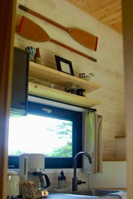 Télévision ou salle de divertissement dans l'établissement Le Petit Lodge du Cotentin - Tiny House cosy à 800 m de la mer - by Maison Melchior