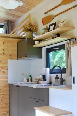 Cuisine ou kitchenette dans l'établissement Le Petit Lodge du Cotentin - Tiny House cosy à 800 m de la mer - by Maison Melchior