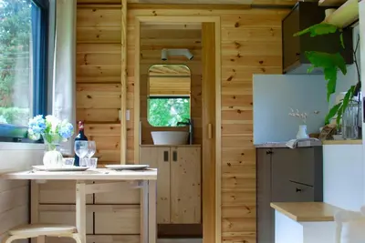 Cuisine ou kitchenette dans l'établissement Le Petit Lodge du Cotentin - Tiny House cosy à 800 m de la mer - by Maison Melchior