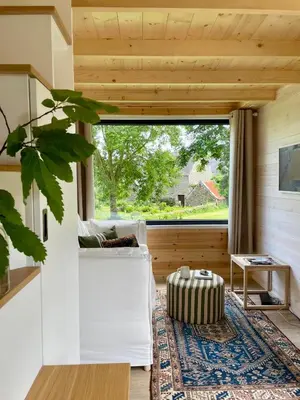 Coin salon dans l'établissement Le Petit Lodge du Cotentin - Tiny House cosy à 800 m de la mer - by Maison Melchior