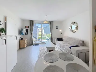 Coin salon dans l'établissement Charmant appart 1 chambre, 4 pers, balcon, parking, wi-fi - FR-1-361-569