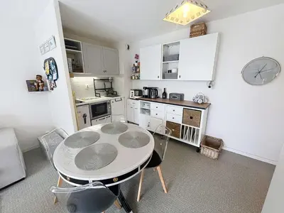 Cuisine ou kitchenette dans l'établissement Charmant appart 1 chambre, 4 pers, balcon, parking, wi-fi - FR-1-361-569