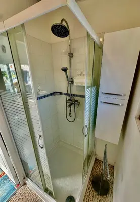 Salle de bains dans l'établissement La Maison Bleue, cottage avec piscine