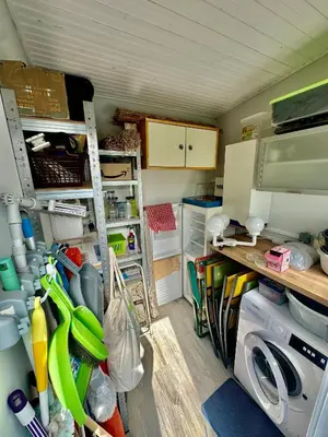 Cuisine ou kitchenette dans l'établissement La Maison Bleue, cottage avec piscine