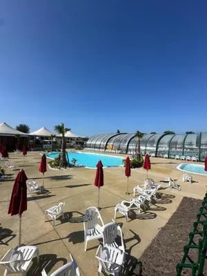 Piscine de l'établissement La Maison Bleue, cottage avec piscine ou située à proximité