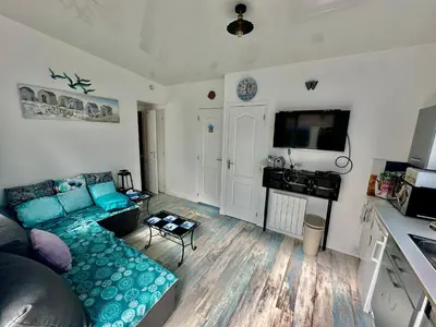 Cuisine ou kitchenette dans l'établissement La Maison Bleue, cottage avec piscine