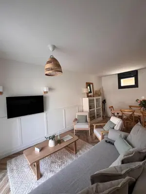 Télévision ou salle de divertissement dans l'établissement Joli gîte familial