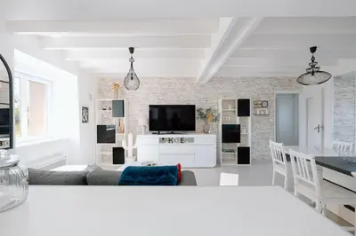 Télévision ou salle de divertissement dans l'établissement Maison spacieuse avec jardin - 10 min plage