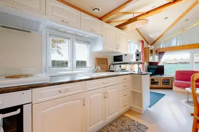 Cuisine ou kitchenette dans l'établissement Mobile Home - 700m de la plage