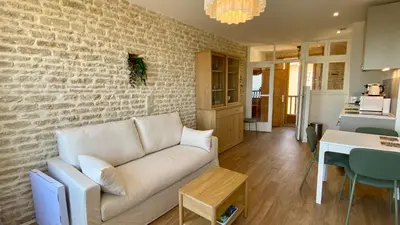 Cuisine ou kitchenette dans l'établissement L'Hirondelle, charmante maisonnette vue mer