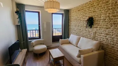 Coin salon dans l'établissement L'Hirondelle, charmante maisonnette vue mer