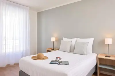 Un ou plusieurs lits dans un hébergement de l'établissement Quality Aparthotel Cherbourg