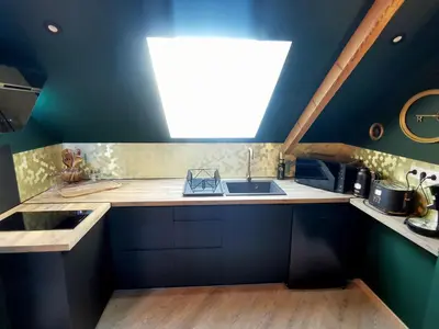 Cuisine ou kitchenette dans l'établissement LES CLES DES REMPARTS - Appartement privé à thème tout équipé - Atypique - Centre Saint-Lô - Gare - Haras - Parking public gratuit - Entrée autonome - Wifi - Netflix - TV XXL - Lit 160x200