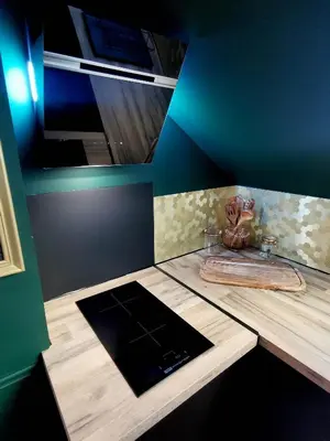 Cuisine ou kitchenette dans l'établissement LES CLES DES REMPARTS - Appartement privé à thème tout équipé - Atypique - Centre Saint-Lô - Gare - Haras - Parking public gratuit - Entrée autonome - Wifi - Netflix - TV XXL - Lit 160x200