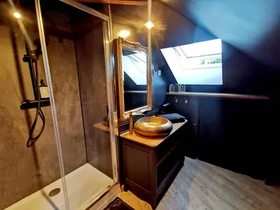 Salle de bains dans l'établissement LES CLES DES REMPARTS - Appartement privé à thème tout équipé - Atypique - Centre Saint-Lô - Gare - Haras - Parking public gratuit - Entrée autonome - Wifi - Netflix - TV XXL - Lit 160x200