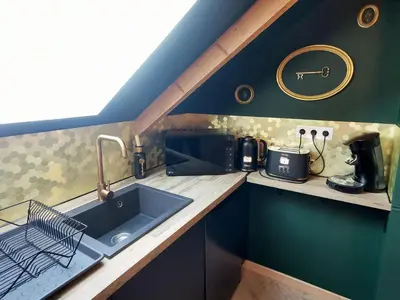 Cuisine ou kitchenette dans l'établissement LES CLES DES REMPARTS - Appartement privé à thème tout équipé - Atypique - Centre Saint-Lô - Gare - Haras - Parking public gratuit - Entrée autonome - Wifi - Netflix - TV XXL - Lit 160x200