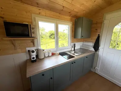 Cuisine ou kitchenette dans l'établissement La Roulotte de Ville Chérel