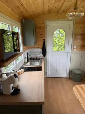 Cuisine ou kitchenette dans l'établissement La Roulotte de Ville Chérel
