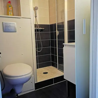Salle de bains dans l'établissement Les pieds dans l'eau - loggia exposée plein sud