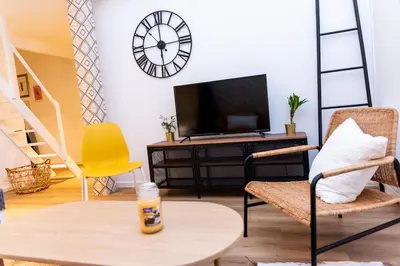Télévision ou salle de divertissement dans l'établissement 4-person apartment, city center