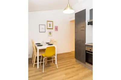 Cuisine ou kitchenette dans l'établissement 4-person apartment, city center