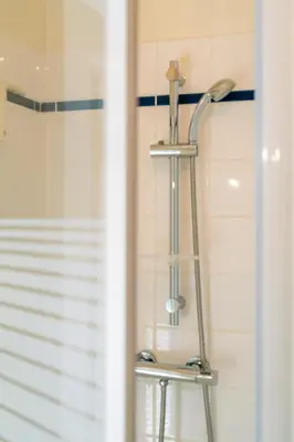 Salle de bains dans l'établissement Appartement avec jardin et plage