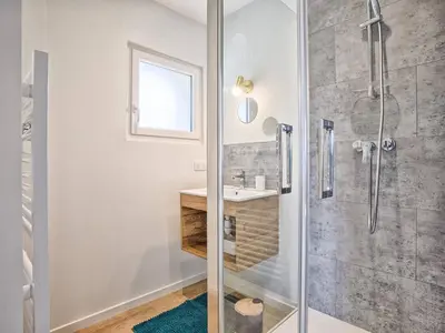 Salle de bains dans l'établissement Appartement charmant avec jardinet, proche plage, 2 chambres - FR-1-788-79