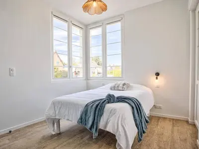 Un ou plusieurs lits dans un hébergement de l'établissement Appartement charmant avec jardinet, proche plage, 2 chambres - FR-1-788-79