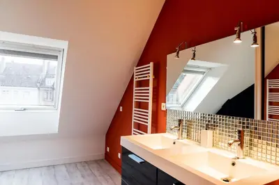 Salle de bains dans l'établissement Loft pour 2 au port de Caen