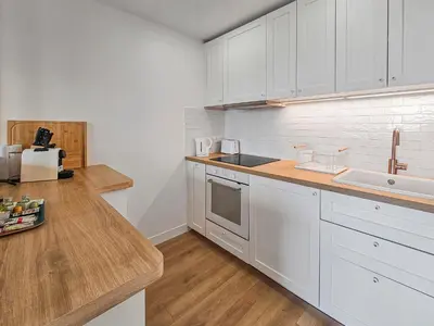 Cuisine ou kitchenette dans l'établissement South-facing terrace, direct beach access