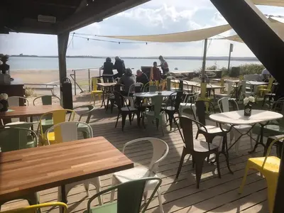 Restaurant ou autre lieu de restauration dans l'établissement La Grange - unique property, peace, space & light