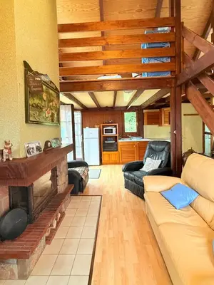 Coin salon dans l'établissement Le chalet des câlins canins