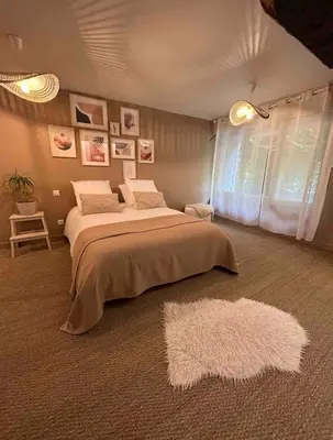Un ou plusieurs lits dans un hébergement de l'établissement Maison avec grand jardin