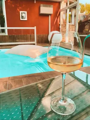Piscine de l'établissement Maison avec grand jardin ou située à proximité