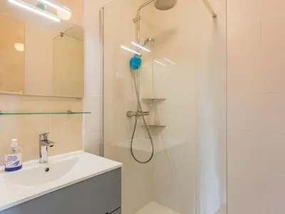Salle de bains dans l'établissement Apartment Le Surcouf-3 by Interhome