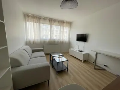 Télévision ou salle de divertissement dans l'établissement Plein coeur de Caen, Emeraude