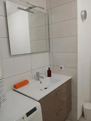 Salle de bains dans l'établissement Appartement cosy à Caen avec terrasse et jardin