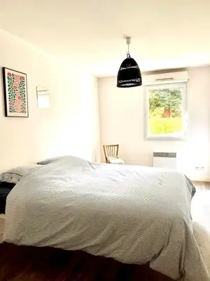 Un ou plusieurs lits dans un hébergement de l'établissement Appartement Spacieux avec jardin, à 5 min à pied de l'abbaye aux Dames et 10 min à pied du centre ville