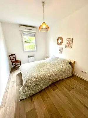 Un ou plusieurs lits dans un hébergement de l'établissement Appartement Spacieux avec jardin, à 5 min à pied de l'abbaye aux Dames et 10 min à pied du centre ville