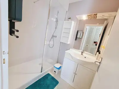 Salle de bains dans l'établissement Appartement cosy 4 pers proche mer avec parking - FR-1-746-34