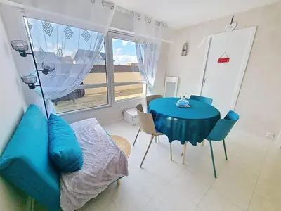 Coin salon dans l'établissement Appartement cosy 4 pers proche mer avec parking - FR-1-746-34