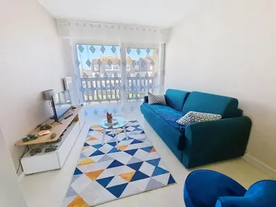 Coin salon dans l'établissement Appartement cosy 4 pers proche mer avec parking - FR-1-746-34