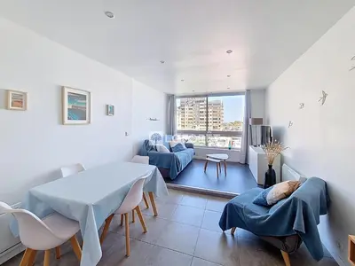 Coin salon dans l'établissement Appartement avec parking et WIFI près de la mer - FR-1-746-33