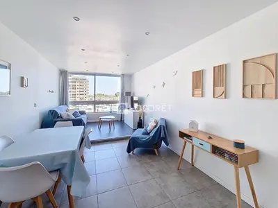 Coin salon dans l'établissement Appartement avec parking et WIFI près de la mer - FR-1-746-33