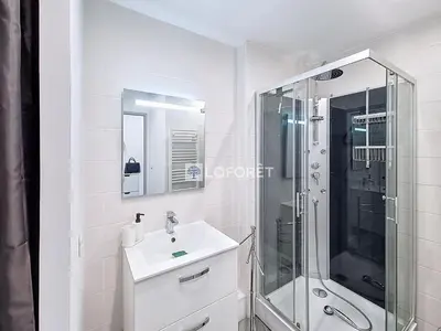 Salle de bains dans l'établissement Appartement avec parking et WIFI près de la mer - FR-1-746-33