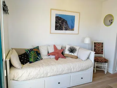 Coin salon dans l'établissement Charmant Appartement proche mer et centre, calme, 4 pers