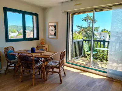 Balcon ou terrasse dans l'établissement Charmant Appartement proche mer et centre, calme, 4 pers