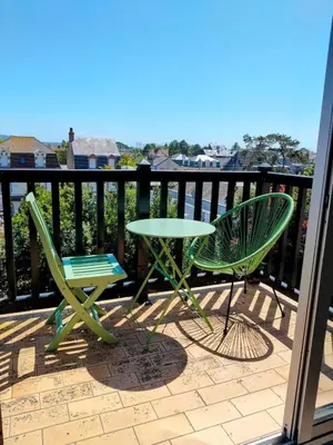 Balcon ou terrasse dans l'établissement Charmant Appartement proche mer et centre, calme, 4 pers