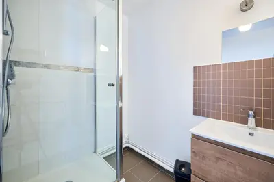 Salle de bains dans l'établissement Les Hirondelles - 800 m de la plage