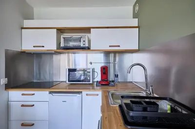 Cuisine ou kitchenette dans l'établissement Les Hirondelles - 800 m de la plage